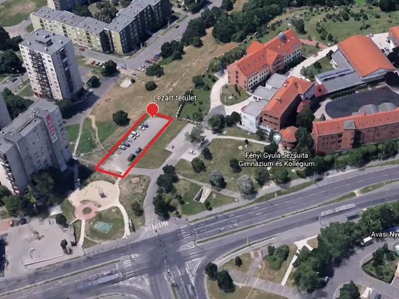 Távhővezeték cseréje miatt lezárásra kerül a Jezsuita Gimnázium melletti közparkoló egy része 